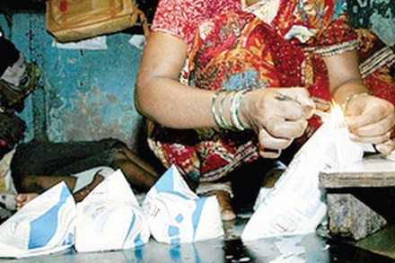 दुधात युरिया, ग्लुकोज, चरबी, कॉस्टिक सोडा तसेच गोडेतेलापासून पाण्यापर्यंत भेसळ करून मोठय़ा प्रमाणात विक्री होत असल्यामुळे लहान मुलांपासून मोठय़ांच्या आरोग्यावर त्याचा विपरीत परिणाम होत असतो.