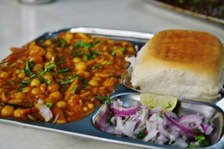 चटकदार मिसळींचा ‘मिसळ-सरमिसळ’ हा आगळा महोत्सव भरविण्यात येत आहे. 