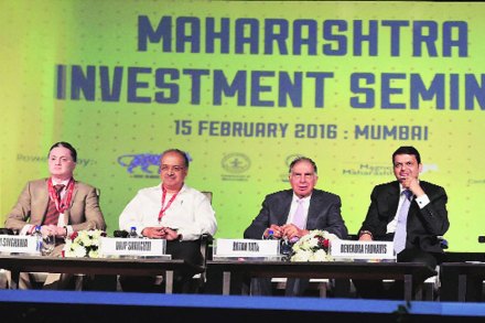 महाराष्ट्र गुंतवणूक परिषदेत सहभागी झालेले उद्योजक (डावीकडून) रेमण्ड समूहाचे अध्यक्ष गौतम सिंघानिया, सन फार्मास्युटिकल्सचे व्यवस्थापकीय संचालक दिलीप संघवी, टाटा ट्रस्टचे अध्यक्ष रतन टाटा व मुख्यमंत्री देवेंद्र फडणवीस.