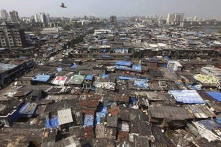 वर्तमानातल्या मुंबईचं, कोलकाता वा चेन्न्ईचं ‘दिसणं’ आणि ‘असणं’देखील गेली किमान तीन शतके चालत आलेल्या जागतिक अर्थव्यवहारांचा, वसाहतवादाचा, जागतिकीकरणाचा आणि त्यातून उद्भवलेल्या राजकीय-सामाजिक- सांस्कृतिक घुसळणीचा अस्वस्थ करून सोडणारा लेखाजोखा आहे. वर्तमानातल्या मुंबईचं, कोलकाता वा चेन्न्ईचं ‘दिसणं’ आणि ‘असणं’देखील गेली किमान तीन शतके चालत आलेल्या जागतिक अर्थव्यवहारांचा, वसाहतवादाचा, जागतिकीकरणाचा आणि त्यातून उद्भवलेल्या राजकीय-सामाजिक- सांस्कृतिक घुसळणीचा अस्वस्थ करून सोडणारा लेखाजोखा आहे.