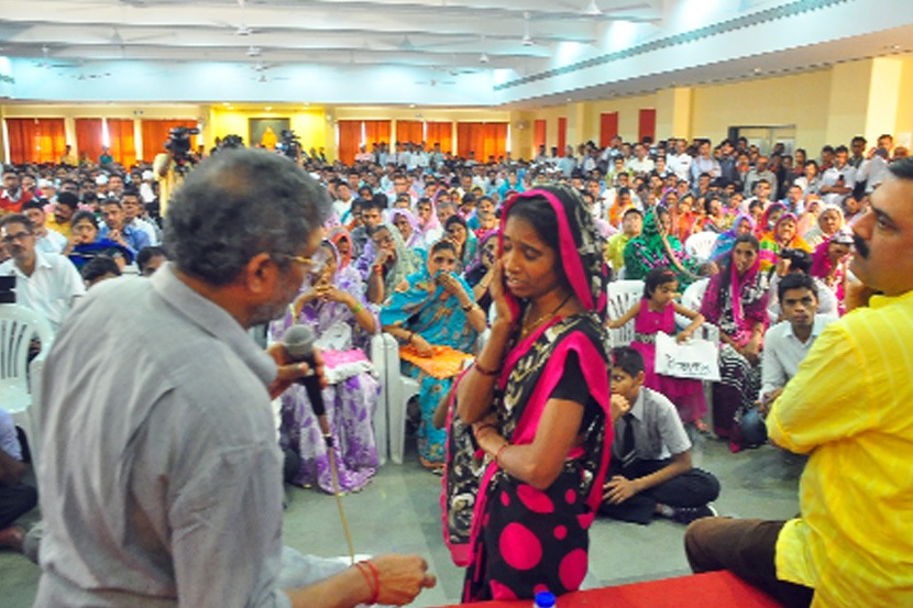 नाशिक येथे आयोजित कार्यक्रमात ‘नाम फाऊंडेशन’चे संस्थापक आणि अभिनेते नाना पाटेकर यांच्यासमोर आपल्या भावना व्यक्त करताना आत्महत्याग्रस्त शेतकऱ्याची पत्नी. समवेत अभिनेते मकरंद अनासपुरे नाशिक येथे आयोजित कार्यक्रमात ‘नाम फाऊंडेशन’चे संस्थापक आणि अभिनेते नाना पाटेकर यांच्यासमोर आपल्या भावना व्यक्त करताना आत्महत्याग्रस्त शेतकऱ्याची पत्नी. समवेत अभिनेते मकरंद अनासपुरे