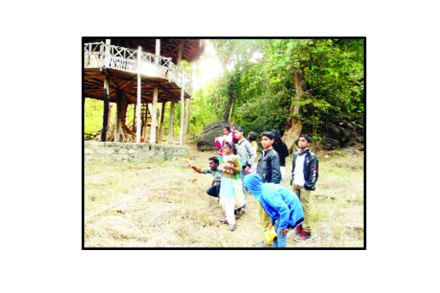 पेंच व्याघ्र प्रकल्पातील अंबाखोरी येथे विद्यार्थ्यांना पक्षी निरीक्षण कसे करावे आणि पक्षी कसा ओळखावा, हे पटवून देताना क्षेत्र अधिकारी निरंजन हिंगे. 