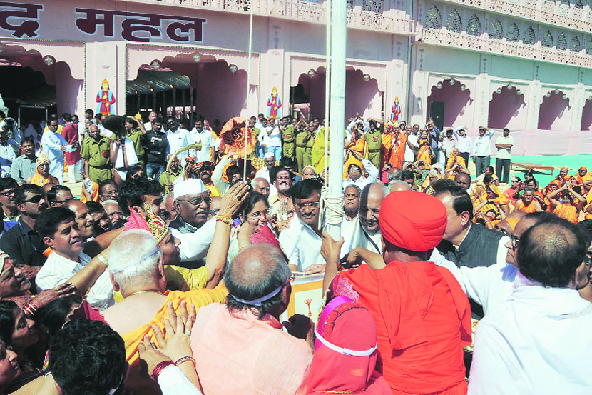 मांगीतुंगी येथे ध्वजारोहण सोहळ्याप्रसंगी विधानसभेचे सभापती हरिभाऊ बागडे, आ. सुभाष भामरे, आ. दीपिका चव्हाण, मूर्ती निर्माण समितीच्या पदाधिकारी सरिता जैन आदी.