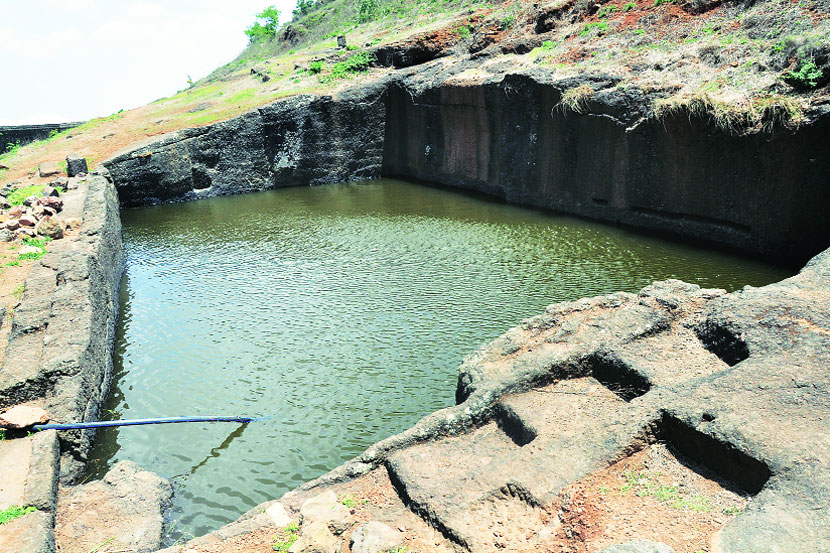 विश्राम गडावरील तळ्यातून जलवाहिनीद्वारे पाणी खालील भागात नेण्यात आले.