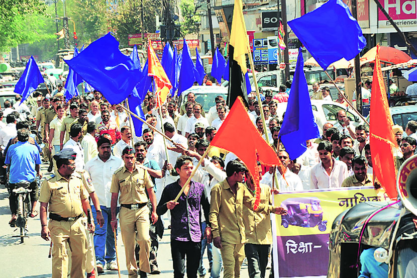 नाशिक येथे मोर्चात सहभागी झालेले रिक्षाचालक.