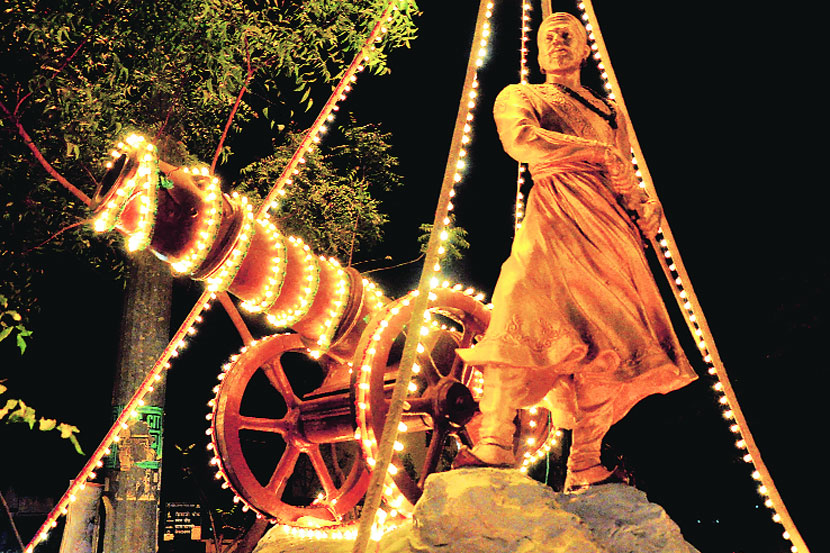 रोषणाईने न्हाहून निघालेला लेखानगर चौकातील शिवाजी महाराजांचा पुतळा छाया- मयूर बारगजे