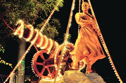 रोषणाईने न्हाहून निघालेला लेखानगर चौकातील शिवाजी महाराजांचा पुतळा छाया- मयूर बारगजे