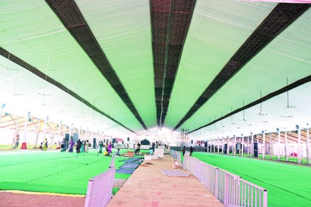 मांगीतुंगी येथे भाविकांसाठी उभारण्यात आलेला आलिशान मंडप. (छाया- शशिकांत कापडणीस, सटाणा)