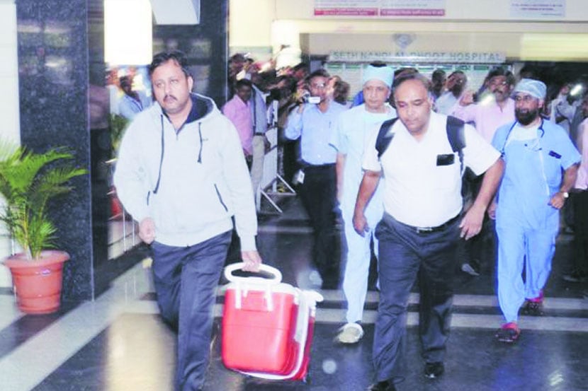 अवयव प्रत्यारोपणासाठी नेताना डॉक्टर.
