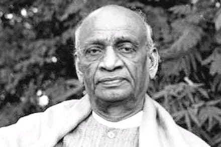 अवघ्या ४० दिवसांत ५६० संस्थाने भारतात विलीन करून घेताना सरदार पटेल व व्ही. पी. मेनन यांनी काही उदार आश्वासने दिली;