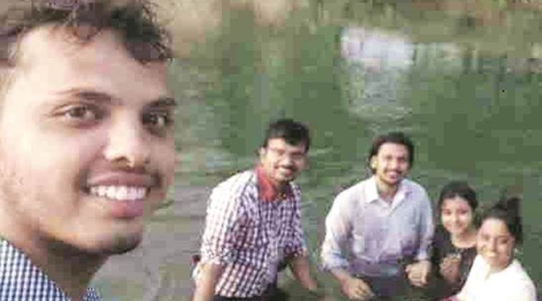 सेल्फीच्या नादात कालव्यात पडून तीन विद्यार्थ्यांचा मृत्यू