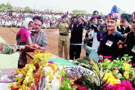  चांदवड तालुक्यातील भयाळे येथे शहीद शंकर शिंदे यांच्या पार्थिवावर पुष्पचक्र अर्पण करताना त्यांचा दीड वर्षीय मुलगा ओम. छाया - महेश सोनकुळे 