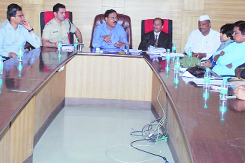 शनिशिंगणापूर येथील चौथऱ्यावरील महिलांच्या प्रवेशाच्या वादासंदर्भात जिल्हाधिकारी अनिल कवडे यांनी शनिवारी नगरमध्ये सर्व संबंधितांची बैठक घेतली. (छाया-राजू खरपुडे, नगर) शनिशिंगणापूर येथील चौथऱ्यावरील महिलांच्या प्रवेशाच्या वादासंदर्भात जिल्हाधिकारी अनिल कवडे यांनी शनिवारी नगरमध्ये सर्व संबंधितांची बैठक घेतली. (छाया-राजू खरपुडे, नगर)