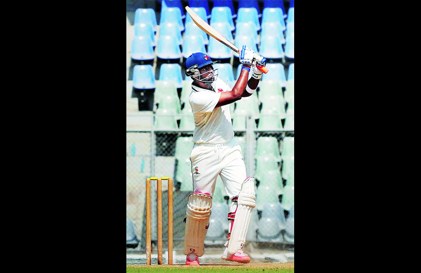 रणजी क्रिकेट स्पर्धा : मुंबई विजयाच्या उंबरठय़ावर रणजी क्रिकेट स्पर्धा : मुंबई विजयाच्या उंबरठय़ावर