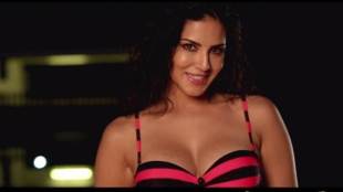 condom scene , Mastizaade, FIR, Sunny Leone, FIR against Sunny Leone for hurting religious sentiments, Loksatta, Loksatta news, Marathi, Marathi news