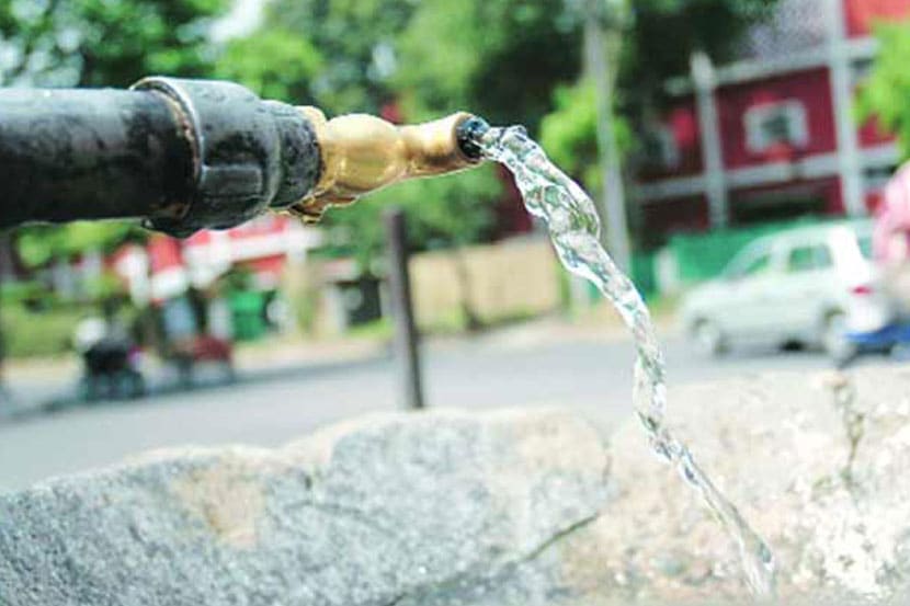 एमआयडीसीने ठाणे व रायगड जिल्ह्य़ांत गेल्या पंधरवडय़ापासून ६० तासांची पाणीकपात सुरू केली आहे.