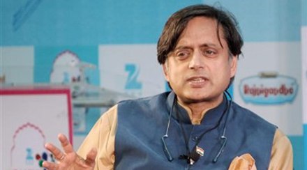 अर्थमंत्र्यांकडून ‘यूपीए’च्याच योजना नव्याने सादर- शशी थरूर अर्थमंत्र्यांकडून ‘यूपीए’च्याच योजना नव्याने सादर- शशी थरूर