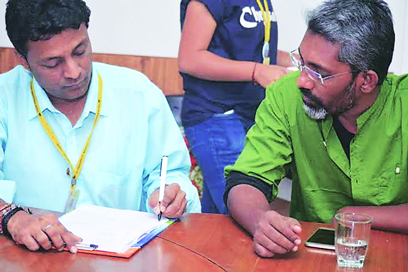 जोशी-बेडेकर महाविद्यालयाच्या क्रिसिलिस महोत्सवात प्रसिद्ध दिग्दर्शक नागनाथ मंजुळे यांची प्रकट मुलाखत घेण्यात आली.