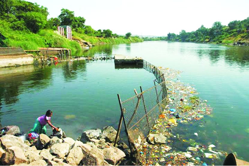 उल्हास नदीच्या पात्रातील पाणीपातळी खालावत चालल्याचे पाणीपुरवठा विभागातील अधिकाऱ्यांचे म्हणणे आहे. 