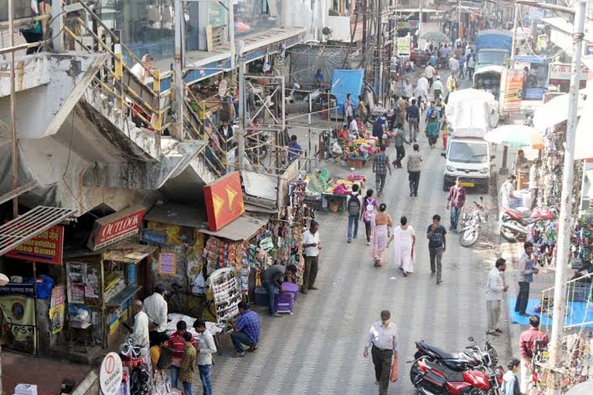 रेल्वेस्थानक परिसर, स्कायवॉकजवळ फेरीवाल्यांनी पुन्हा आपले बस्तान मांडले आहे.