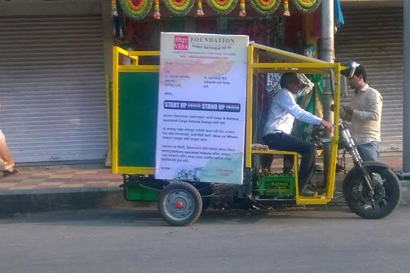 सौरऊर्जेवर चालणाऱ्या वाहनासमवेत राजन मुकादम.