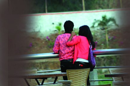  उपवन परिसरात जाऊन प्रेमाच्या गुजगोष्टी करण्याचा दिनक्रम अनेक महाविद्यालयीन तरुणांचा बनला होता. 