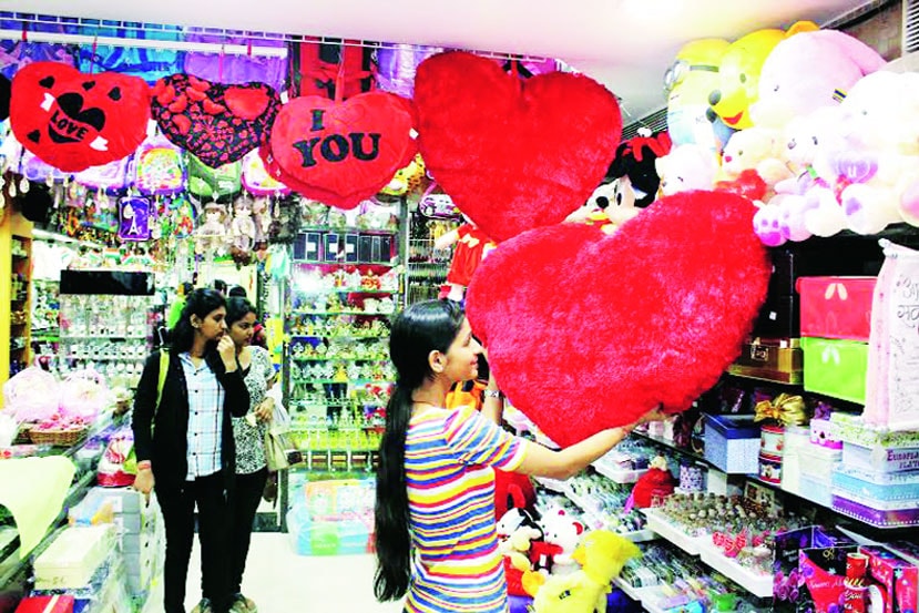 दुकाने प्रेमाचा संदेश देणाऱ्या लाल, गुलाबी रंगाच्या भेटवस्तूंनी सजली आहेत. दुकाने प्रेमाचा संदेश देणाऱ्या लाल, गुलाबी रंगाच्या भेटवस्तूंनी सजली आहेत.