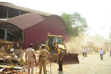 जकीय आणि सामाजिक सेवेच्या नावाखाली कार्य करणाऱ्या काही मंडळींची ‘दुकाने’ होती. 