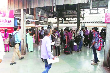 मध्य रेल्वेवरील सर्वाधिक गर्दीच्या स्थानकांमध्ये डोंबिवली, ठाणे आणि कल्याण पहिल्या तीन क्रमांकांवर आहेत.