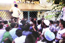जीवघेण्या पदपथांच्या निषेधार्थ पालिकेवर मोर्चा
