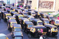 लुटारू रिक्षाचालकांचा सॅटीसखाली तळ