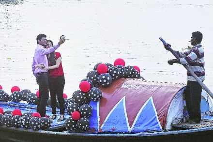 संध्याकाळ सरकत गेली, समुद्रावर अंधाराचे सावट पसरत गेले