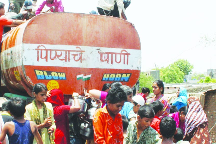 पुण्या-मुंबईप्रमाणेच लाफ्टवर ठेवण्यासाठी पाण्याची आडवी टाकी खरेदी केली जात आहे. पुण्या-मुंबईप्रमाणेच लाफ्टवर ठेवण्यासाठी पाण्याची आडवी टाकी खरेदी केली जात आहे.