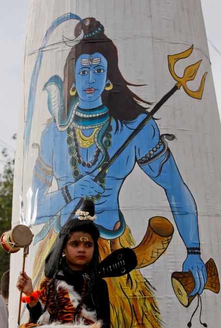 एक छोटा मुलगा भगवान शंकराचा वेश धारण करून जम्मूमधील महाशिवरात्रीच्या उत्सवात सामील झाला होता. ( छाया - प्रदिप दास)