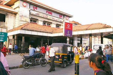 पुणे- दौंड लोहमार्गाचे विद्युतीकरण पूर्ण; चाचण्यांनंतर दौंडपर्यंत धावणार लोकल पुणे- दौंड लोहमार्गाचे विद्युतीकरण पूर्ण; चाचण्यांनंतर दौंडपर्यंत धावणार लोकल