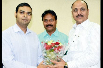 पिंपरी पालिका स्थायी समितीच्या अध्यक्षपदी डब्बू आसवानी निवडून आल्याचे निवडणूक निर्णय अधिकारी बिपीन शर्मा यांनी जाहीर केले व त्यांचे पुष्पगुच्छ देऊन अभिनंदन केले. या वेळी अतिरिक्त आयुक्त तानाजी शिंदे. पिंपरी पालिका स्थायी समितीच्या अध्यक्षपदी डब्बू आसवानी निवडून आल्याचे निवडणूक निर्णय अधिकारी बिपीन शर्मा यांनी जाहीर केले व त्यांचे पुष्पगुच्छ देऊन अभिनंदन केले. या वेळी अतिरिक्त आयुक्त तानाजी शिंदे.