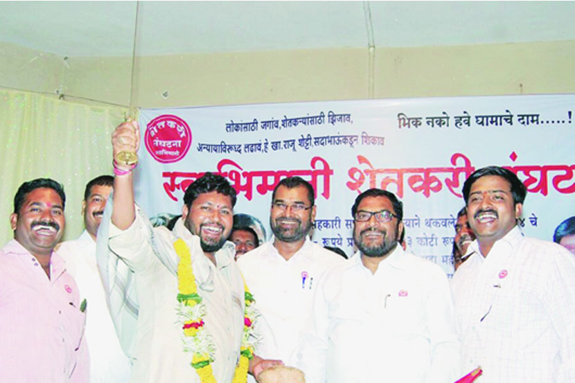 सहय़ाद्री साखर कारखान्याने थकवलेल्या १२ कोटी ८० लाख रुपयांची रक्कम मिळवून दिल्याबद्दल स्वाभिमानीचे तालुकाध्यक्ष सचिन नलवडे यांचा सत्कार करण्यात आला. या वेळी सदाभाऊ खोत, राजू शेट्टी व अन्य.