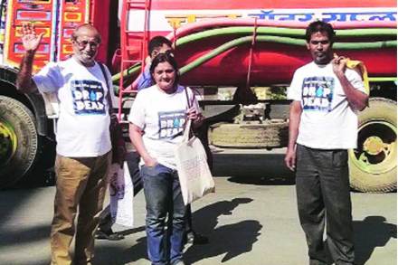  ‘ड्रॉप डेड’ संस्थेची कार्यकर्ती आणि प्लंबरसह पाणी बचतीच्या मोहिमेवर निघालेले अबिद सुरती.