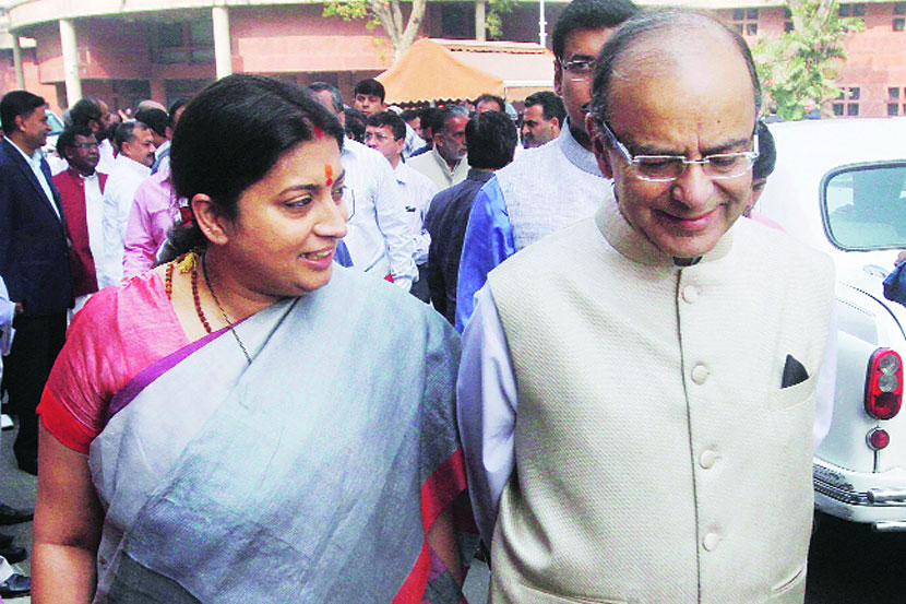 मनुष्यबळ विकासमंत्री स्मृती इराणी आणि अर्थमंत्री अरुण जेटली चर्चा करताना. 