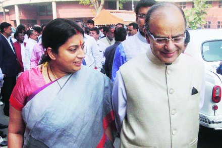 मनुष्यबळ विकासमंत्री स्मृती इराणी आणि अर्थमंत्री अरुण जेटली चर्चा करताना.  मनुष्यबळ विकासमंत्री स्मृती इराणी आणि अर्थमंत्री अरुण जेटली चर्चा करताना.