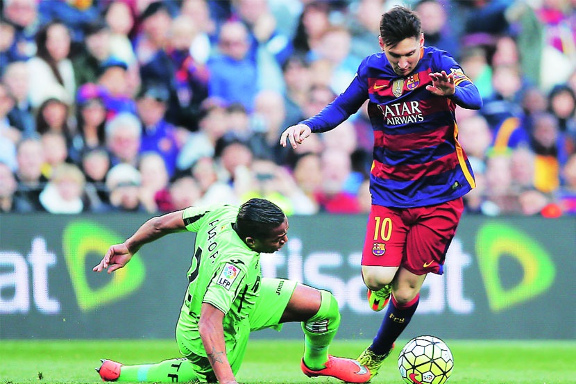 प्रतिस्पर्धी खेळाडूला चकवून गोलजाळीच्या दिशेने चेंडू घेऊन जाणारा लिओनेल मेस्सी प्रतिस्पर्धी खेळाडूला चकवून गोलजाळीच्या दिशेने चेंडू घेऊन जाणारा लिओनेल मेस्सी