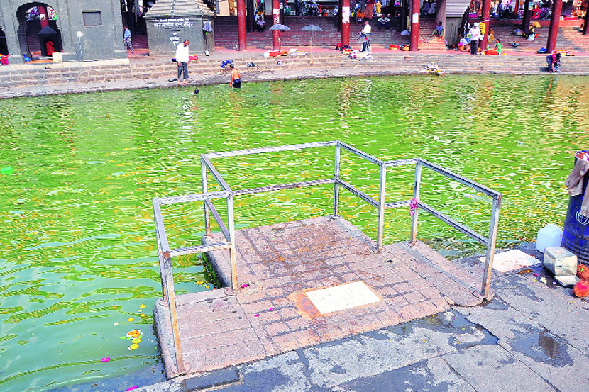 गोदावरी पात्रातील रामकुंडातील पाण्याची सद्य:स्थिती. गोदावरी पात्रातील रामकुंडातील पाण्याची सद्य:स्थिती.