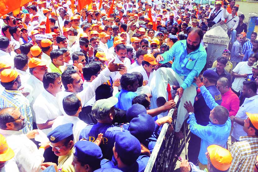 नाशिक जिल्हाधिकारी कार्यालयाच्या प्रवेशद्वारावर शिवसेनेचा मोर्चा धडकल्यानंतर इतकी गर्दी झाली की, पदाधिकाऱ्यांना आतमध्ये जाण्यासाठी असा मार्ग अवलंबावा लागला. (छाया - मयूर बारगजे) नाशिक जिल्हाधिकारी कार्यालयाच्या प्रवेशद्वारावर शिवसेनेचा मोर्चा धडकल्यानंतर इतकी गर्दी झाली की, पदाधिकाऱ्यांना आतमध्ये जाण्यासाठी असा मार्ग अवलंबावा लागला. (छाया - मयूर बारगजे)