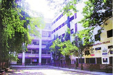 छायाचित्रात शाळेची इमारत 
