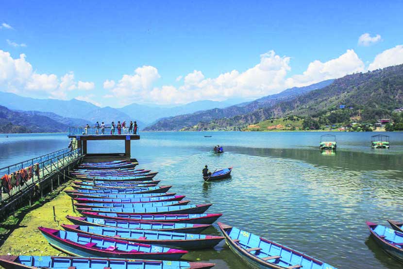 पोखरा येथील प्रसिध्द फेवा सरोवर. 