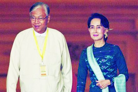  म्यानमारचे नवनिर्वाचित अध्यक्ष तिन च्यॉ यांनी नॅशनल लीग फॉर डेमॉक्रसी (एनएलडी) पक्षाच्या नेत्या आँग सान स्यू क्यी यांच्यासह मंगळवारी प्रथमच देशाच्या पार्लमेंटमध्ये प्रवेश केला. 