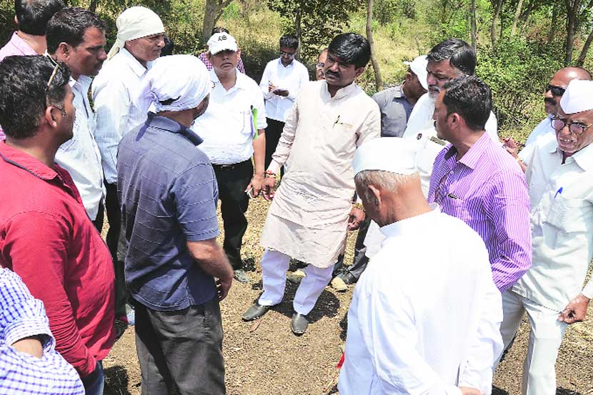 नाशिक ते सिन्नरदरम्यान महामार्ग चौपदरीकरणांतर्गत जमीन जाणाऱ्या शेतकऱ्यांनी आपल्या अडचणी खा. हेमंत गोडसे यांसह
अधिकाऱ्यांसमोर मांडल्या नाशिक ते सिन्नरदरम्यान महामार्ग चौपदरीकरणांतर्गत जमीन जाणाऱ्या शेतकऱ्यांनी आपल्या अडचणी खा. हेमंत गोडसे यांसह
अधिकाऱ्यांसमोर मांडल्या