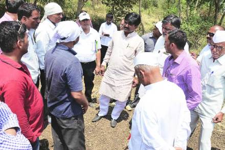 नाशिक ते सिन्नरदरम्यान महामार्ग चौपदरीकरणांतर्गत जमीन जाणाऱ्या शेतकऱ्यांनी आपल्या अडचणी खा. हेमंत गोडसे यांसह 
अधिकाऱ्यांसमोर मांडल्या