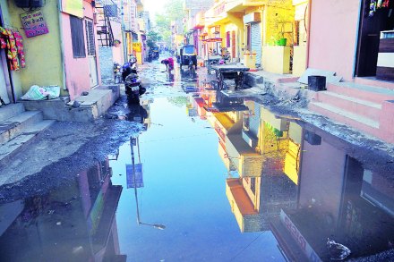 उत्तमनगर येथे वाहिनीतून गळती झाल्याने गल्लीबोळात पाण्याची तळी निर्माण झाली.  