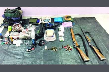  नक्षलवाद्यांचा जप्त करण्यात आलेला शस्त्रसाठा. 